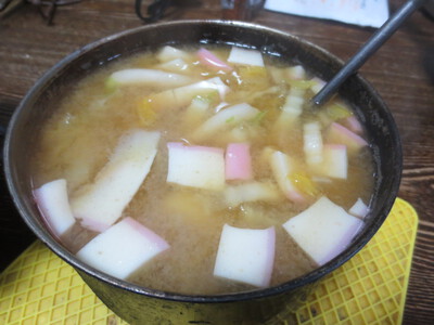 朝の味噌汁(カイワレ大根・カマボコ)