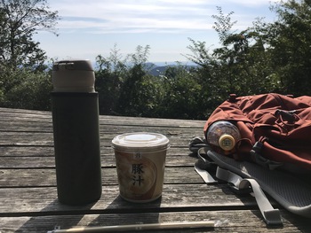 久しぶりに朝の雨巻山を歩く