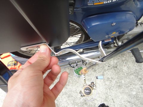 バイク釣行で１ピース竿が積める様に改造！【スーパーカブ】