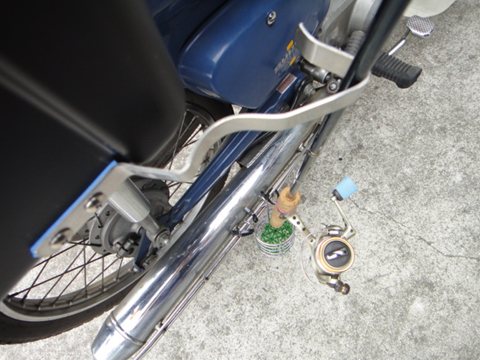 バイク釣行で１ピース竿が積める様に改造！【スーパーカブ】