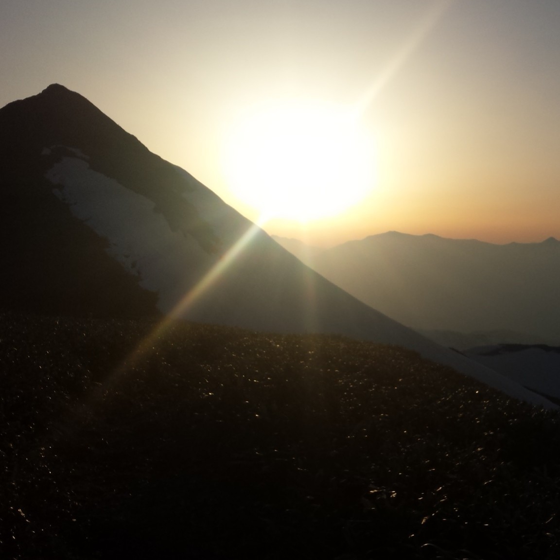 笠ヶ岳山頂越しに朝日が登る