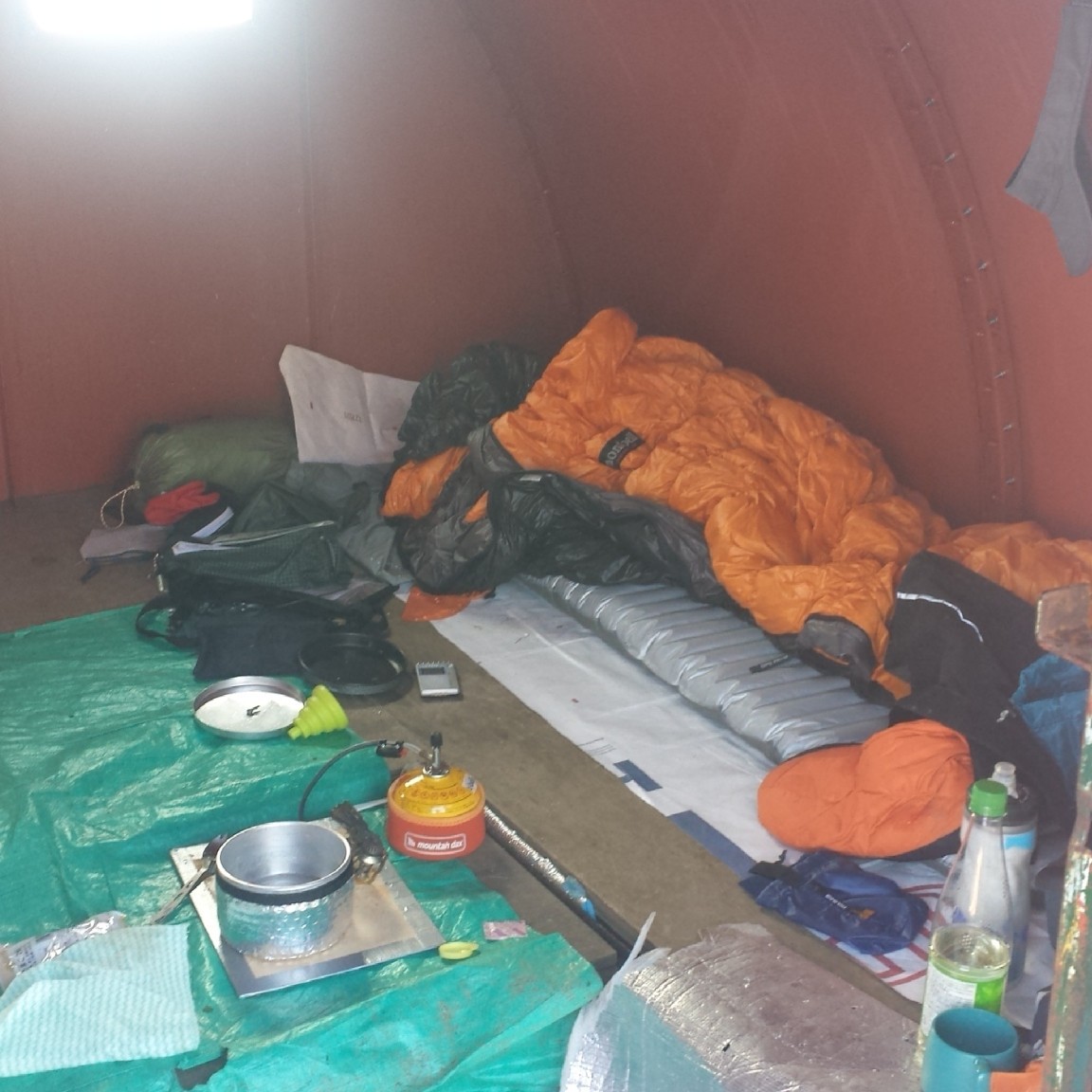 １泊目、笠ヶ岳避難小屋に頼る。中にソロ２人、外にソロテント１張り