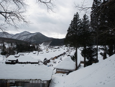 日本の雪景色の中へ～大内宿
