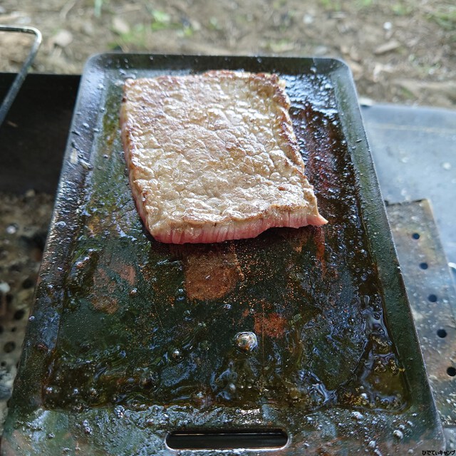 純銅焼肉プレートで肉を焼く