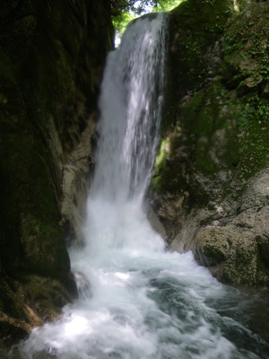 八池谷・増水の八淵の滝