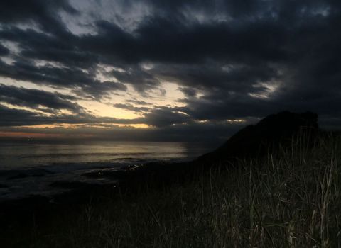 夕暮れ時の岬にて。