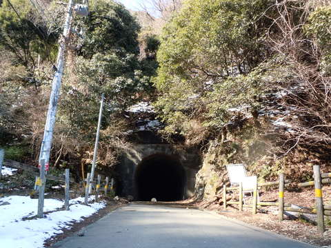 トンネルを抜けるとそこは･･･