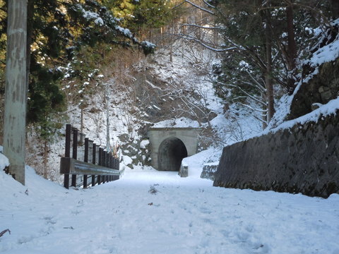トンネルを抜けるとそこは･･･