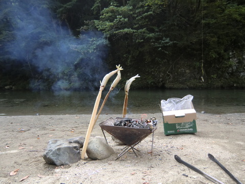 隠密作戦？　ターザンロープのある河原。