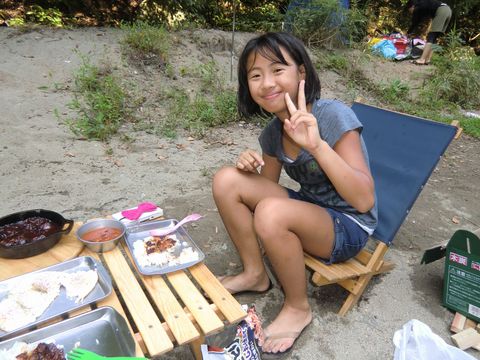 隠密作戦？　ターザンロープのある河原。