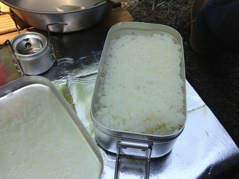 焚火とアルコールストーブの父娘キャンプ。