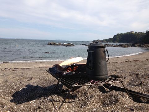 ペンタを煽る海風。