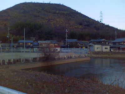 池が凍っていたよ。