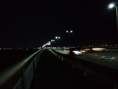 橋のたもと