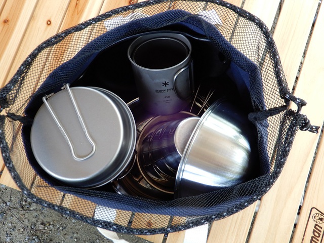 デイキャンプが楽しくないわけがない:UNIFLAME 羽釜袋5合が食器収納