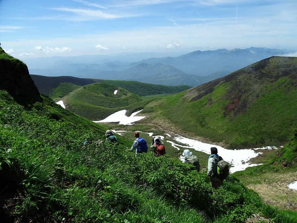 左は小岳。小岳の左の雪渓を行く。