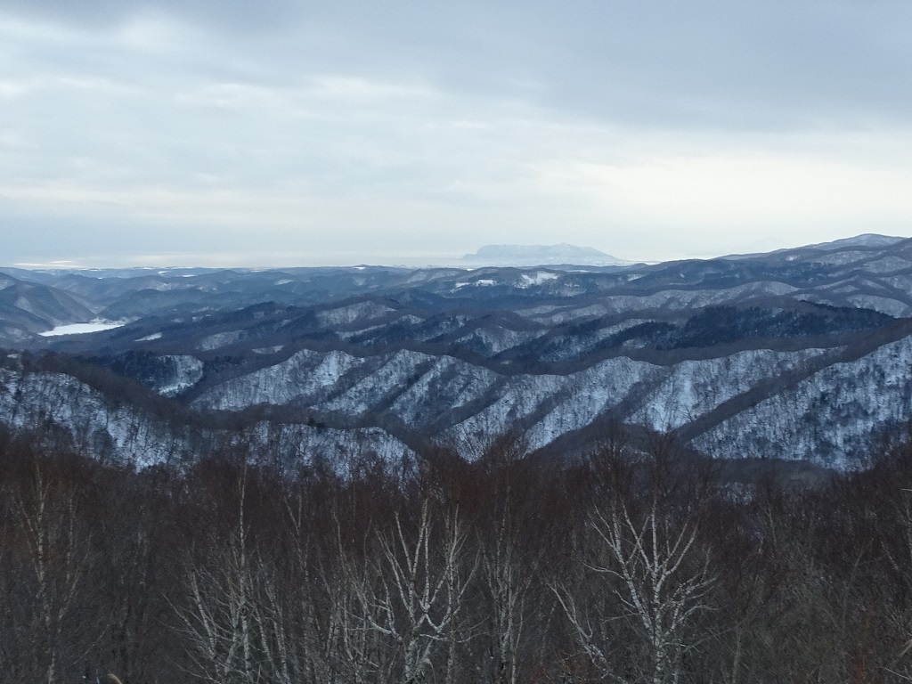 頂上から矢別ダムと函館山