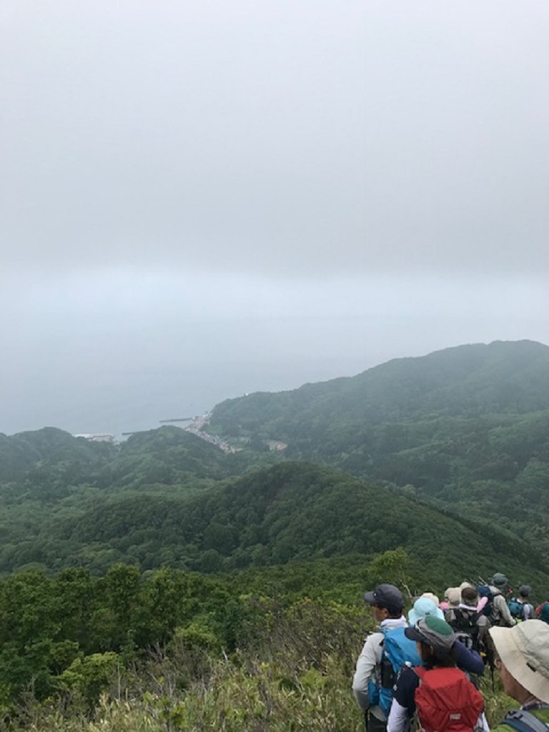 草付きの下りから小谷石地区