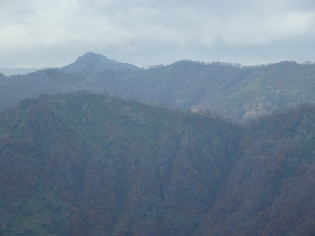 西北西方向に雄鉾岳[999.5m]