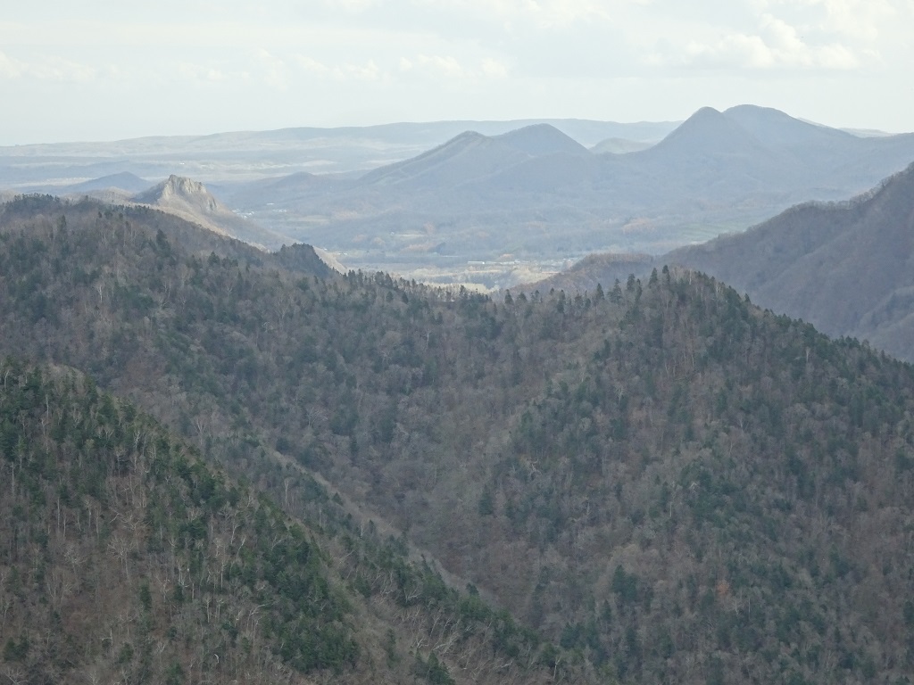 八剣山[左]と焼山[右]