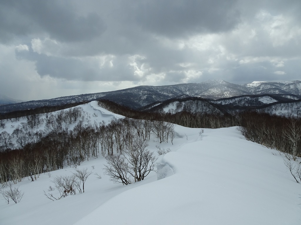 烏帽子岳[右の雪山]に続く市町境稜線