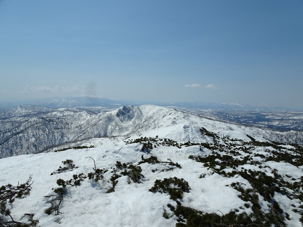 山頂から小漁岳とホロホロ･徳舜[左奥]