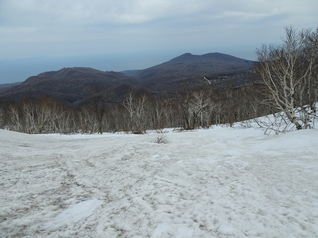 熊泊山[左]と泣面山