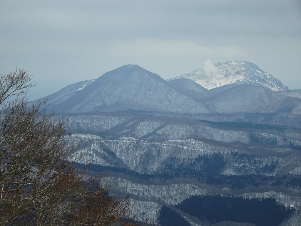 噴煙を上げる恵山[右]