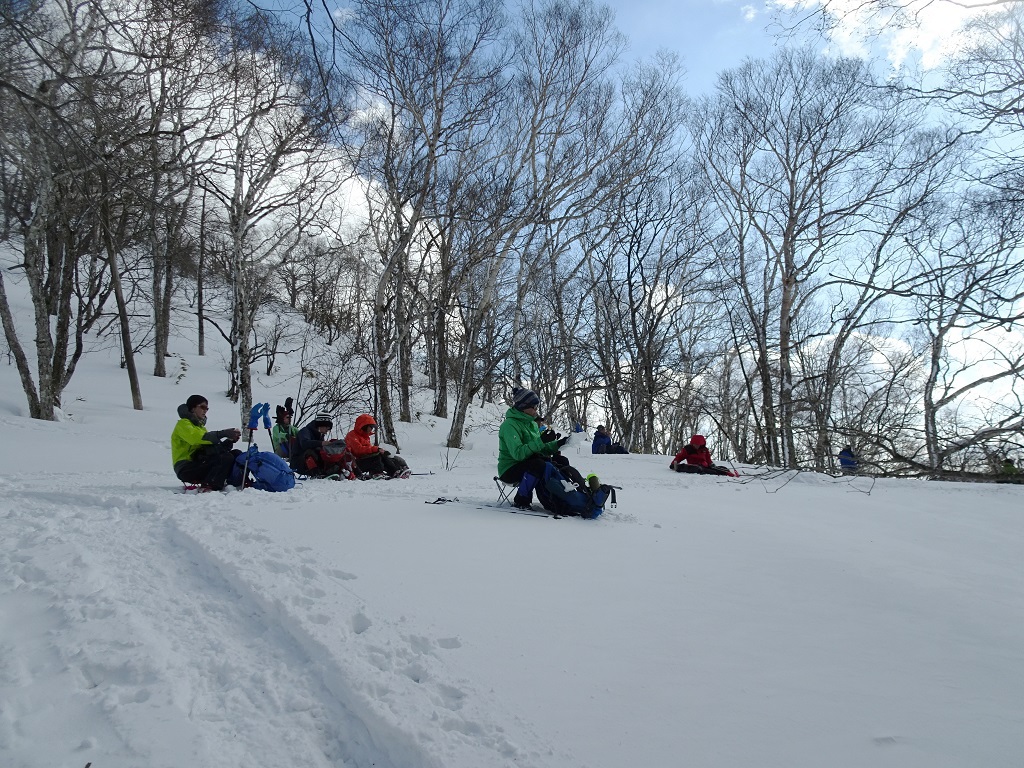 冷たい風を避けてC550付近でランチタイム