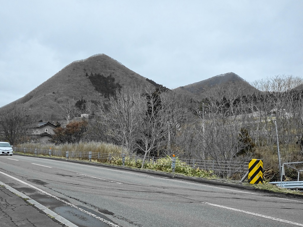 東面から釜谷富士[左]とスボリコ山