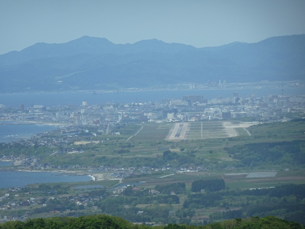 函館空港に着陸する航空機