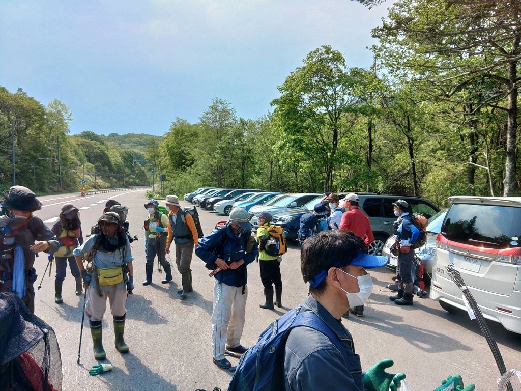 集う車列と会メンバー