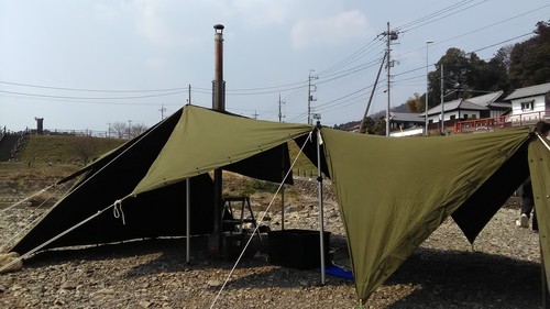 裏巾着田でパラサイトデイキャンプ : パップテントと焚火の箱