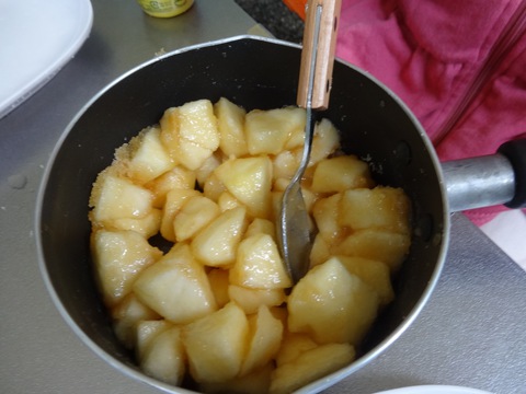 ダッチオーブン＆冷凍パイシートで王道アップルパイに挑戦！