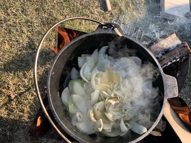 焚き火でバターチキンカレーとナンを焼いたキャンプ