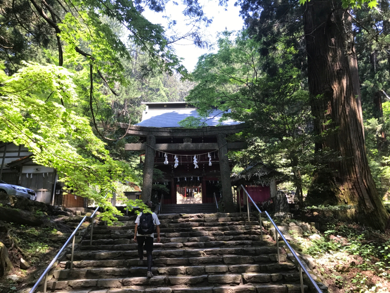 茨城県最高峰と神社と青もみじ