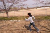 娘を走らせる親。