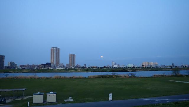 江戸川より登る月