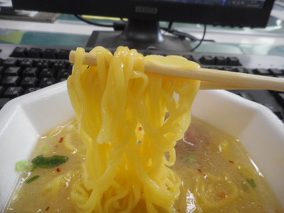 日清ラ王　鶏炊き白湯！