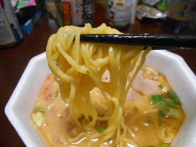 日清 ラ王プレミアム　海老濃厚白味噌豚骨