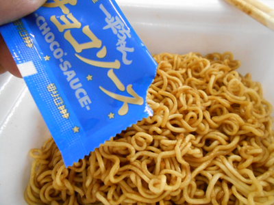 食えんことないけど…(￣▽￣;)!!　明星 一平ちゃん夜店の焼そば・チョコソース！