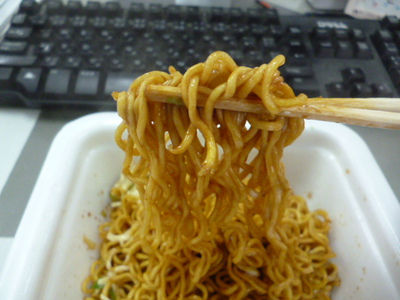 　明星　一平ちゃん夜店の焼そば　豚の生姜焼き風味！