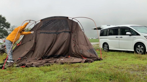 ふもとっぱら 大雨の中の設営