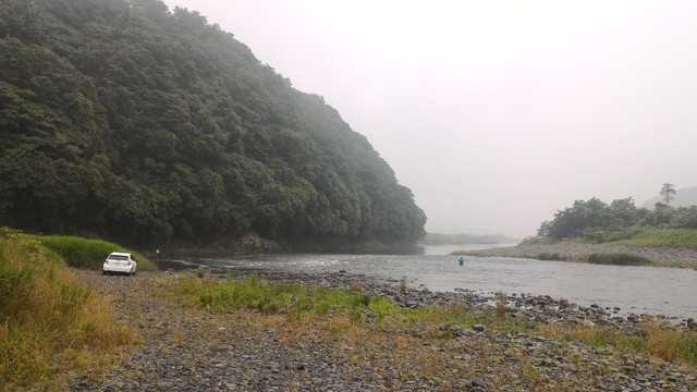 上大島キャンプ場付近相模川