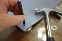 ハトメ付け作業。