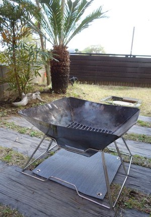 ハトメ付け作業。