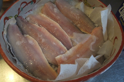 釣ったコノシロを調理　ジップロックってやっぱり便利