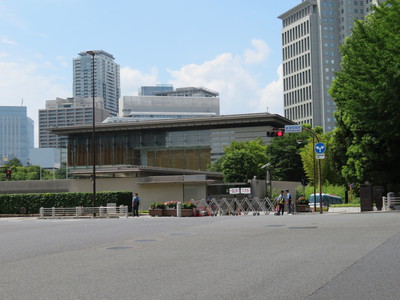 家族4人で　国会議事堂と日テレ前