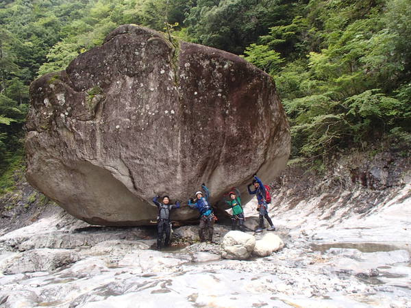 大峰・旭ノ川のゴルジュで流水スイミング