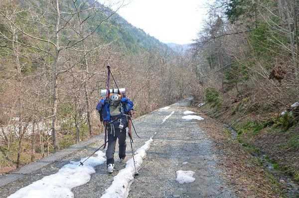 槍ヶ岳の白い穂先を目指して  　飛騨沢BCスキー